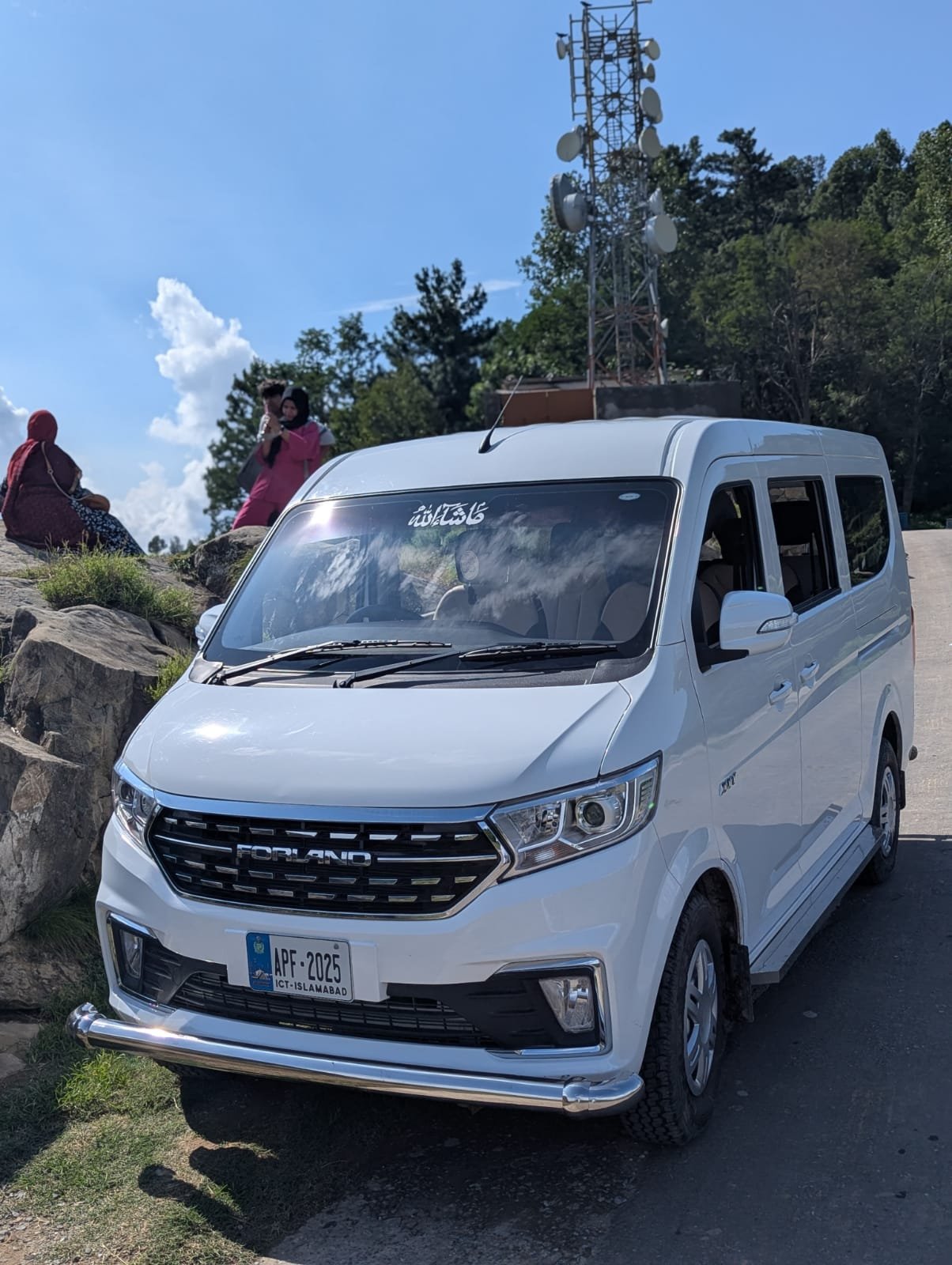 7 SEATER SAFARI FORLAND FOR RENT